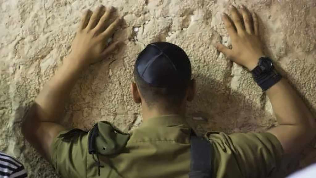 Soldado israelí orando frente al Muro de los Lamentos en Jerusalén