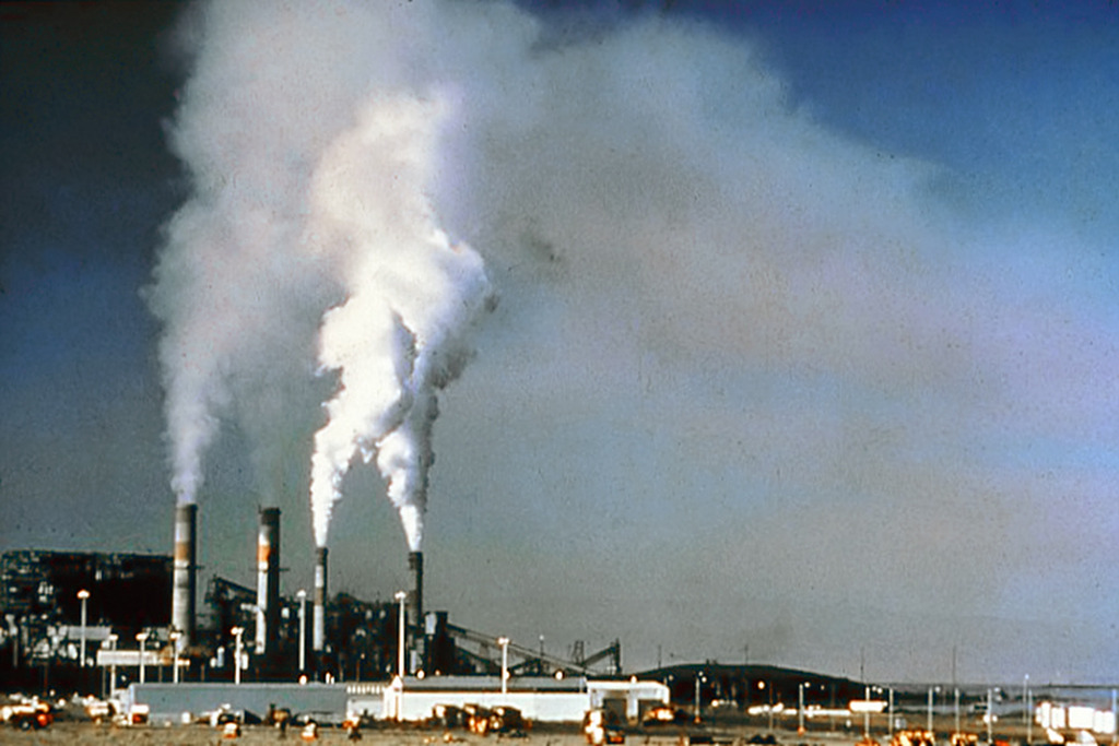 Chimeneas industriales emitiendo humo a la atmósfera