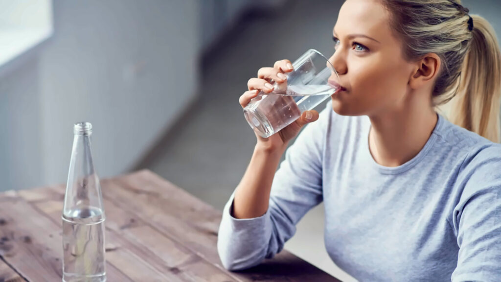 Mujer bebiendo agua como parte del ayuno bíblico