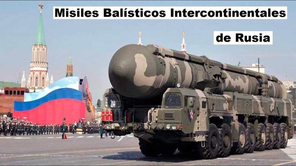 Misiles balísticos intercontinentales de Rusia desfilando, ejemplo del armamento moderno de las naciones