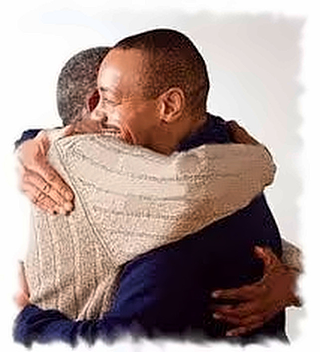 Dos hombres dándose un abrazo de reconciliación