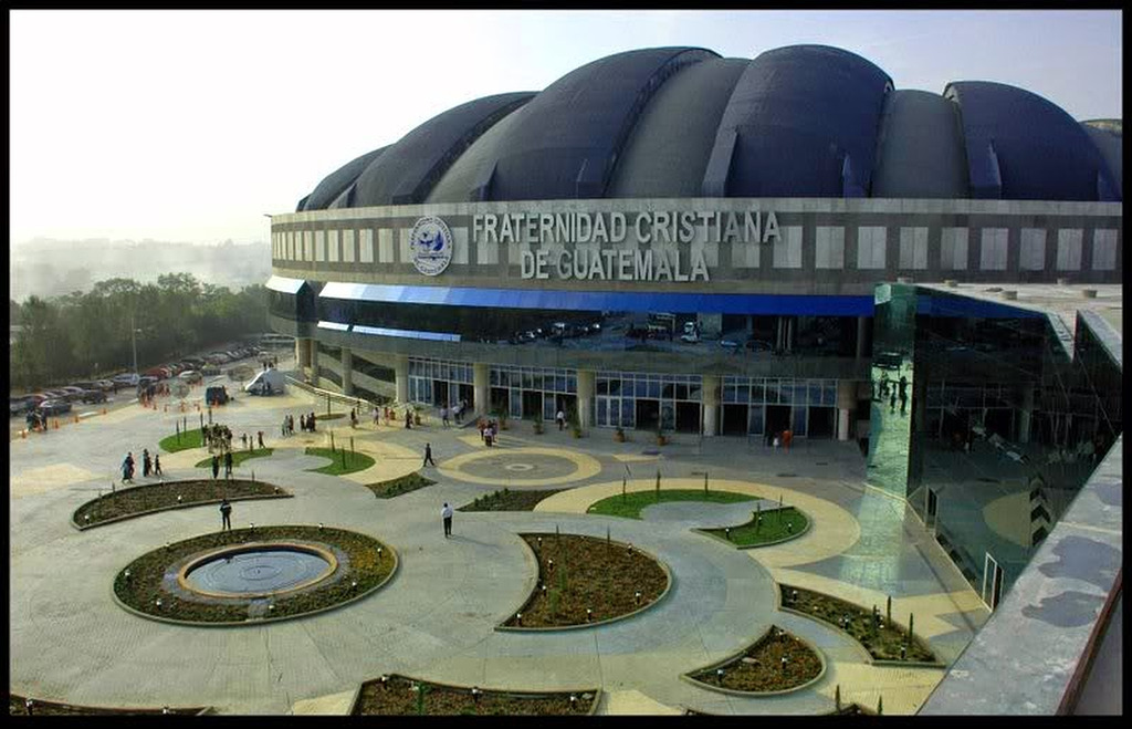 Mega templo moderno con amplias instalaciones